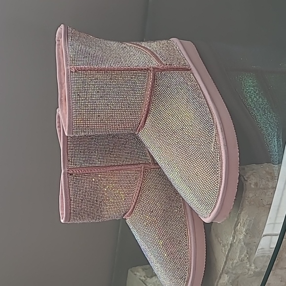 Winter ugg style boots. - Picture 1 of 3